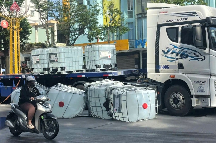 4 thùng nghi chứa axit bất ngờ rơi giữa phố khiến người dân nhức đầu, buồn nôn