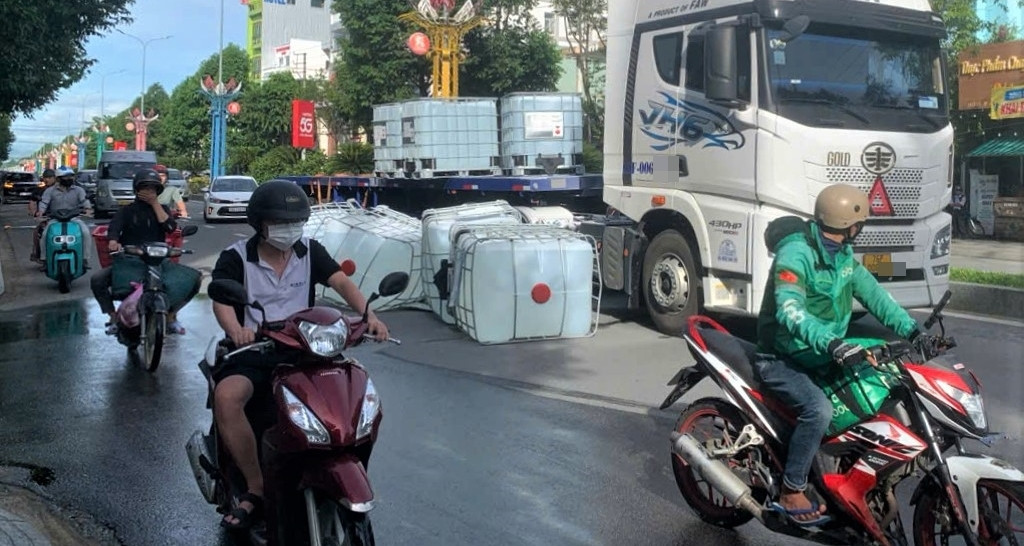 4 thùng nghi chứa axit bất ngờ rơi giữa phố khiến người dân nhức đầu, buồn nôn