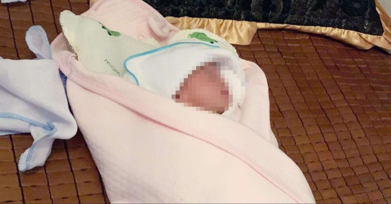 Bé gái sơ sinh bị bỏ rơi trước cổng nhà của gia đình hiếm muộn