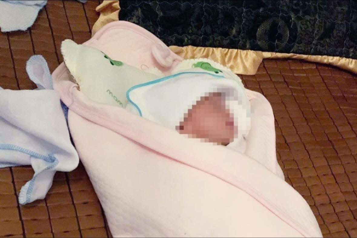 Bé gái sơ sinh bị bỏ rơi trước cổng nhà của gia đình hiếm muộn
