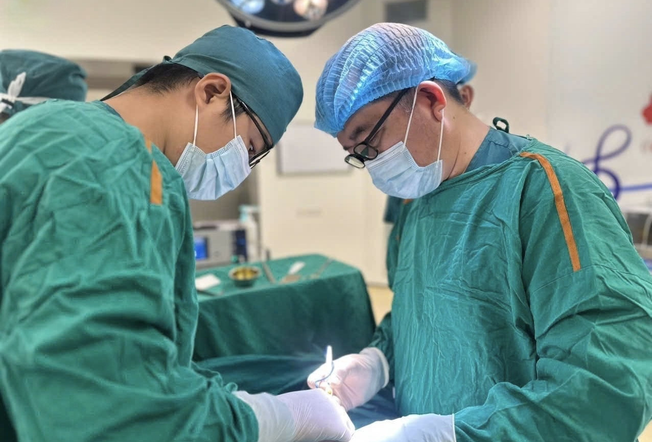 Cấp cứu bé trai 13 tuổi bị vỡ tinh hoàn sau tai nạn hy hữu