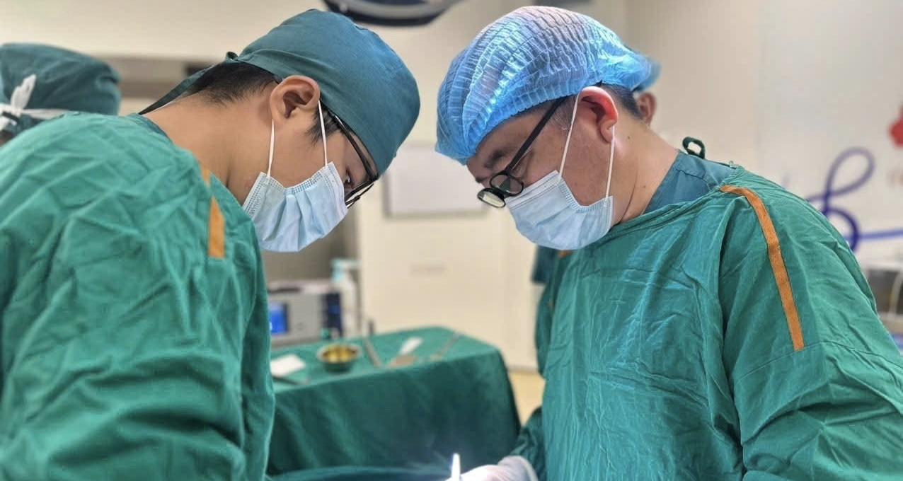 Cấp cứu bé trai 13 tuổi bị vỡ tinh hoàn sau tai nạn hy hữu