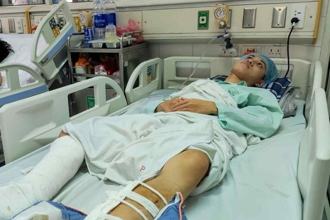 Chàng trai mồ côi bị tai nạn có nguy cơ mất chân vì không có tiền phẫu thuật