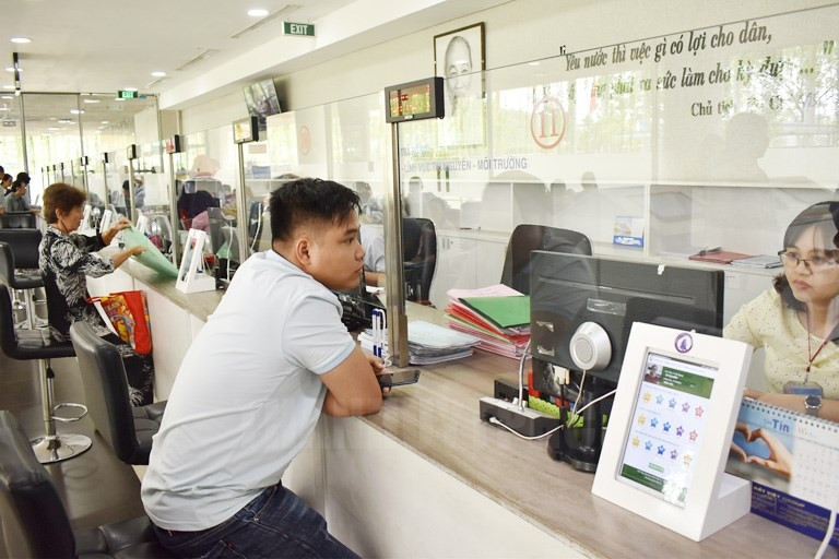 Chủ tịch TPHCM yêu cầu xử lý dứt điểm hồ sơ trễ hạn và xin lỗi người dân