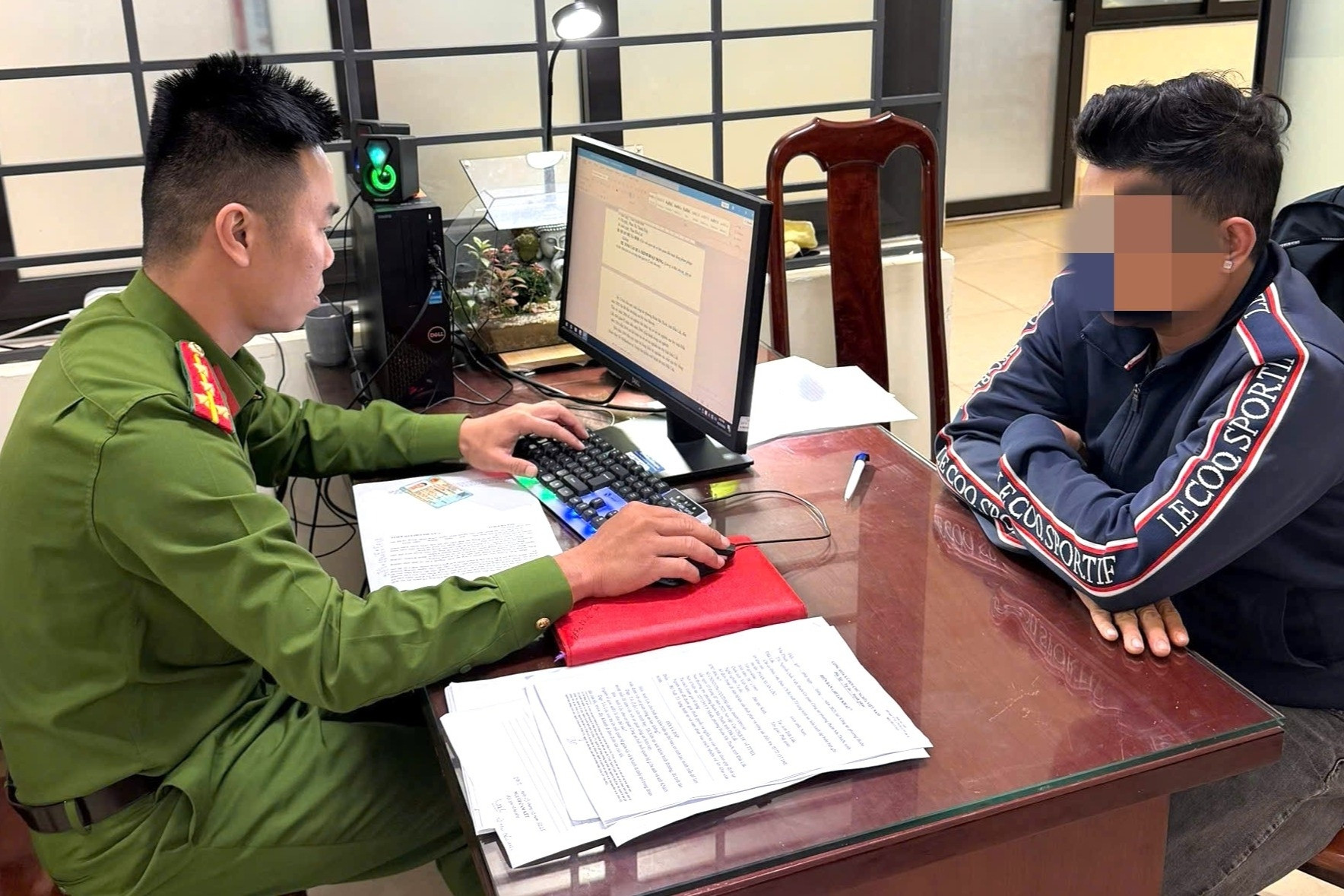 Danh tính thầy dạy múa lân bắt nam thanh niên quỳ gối giữa đường