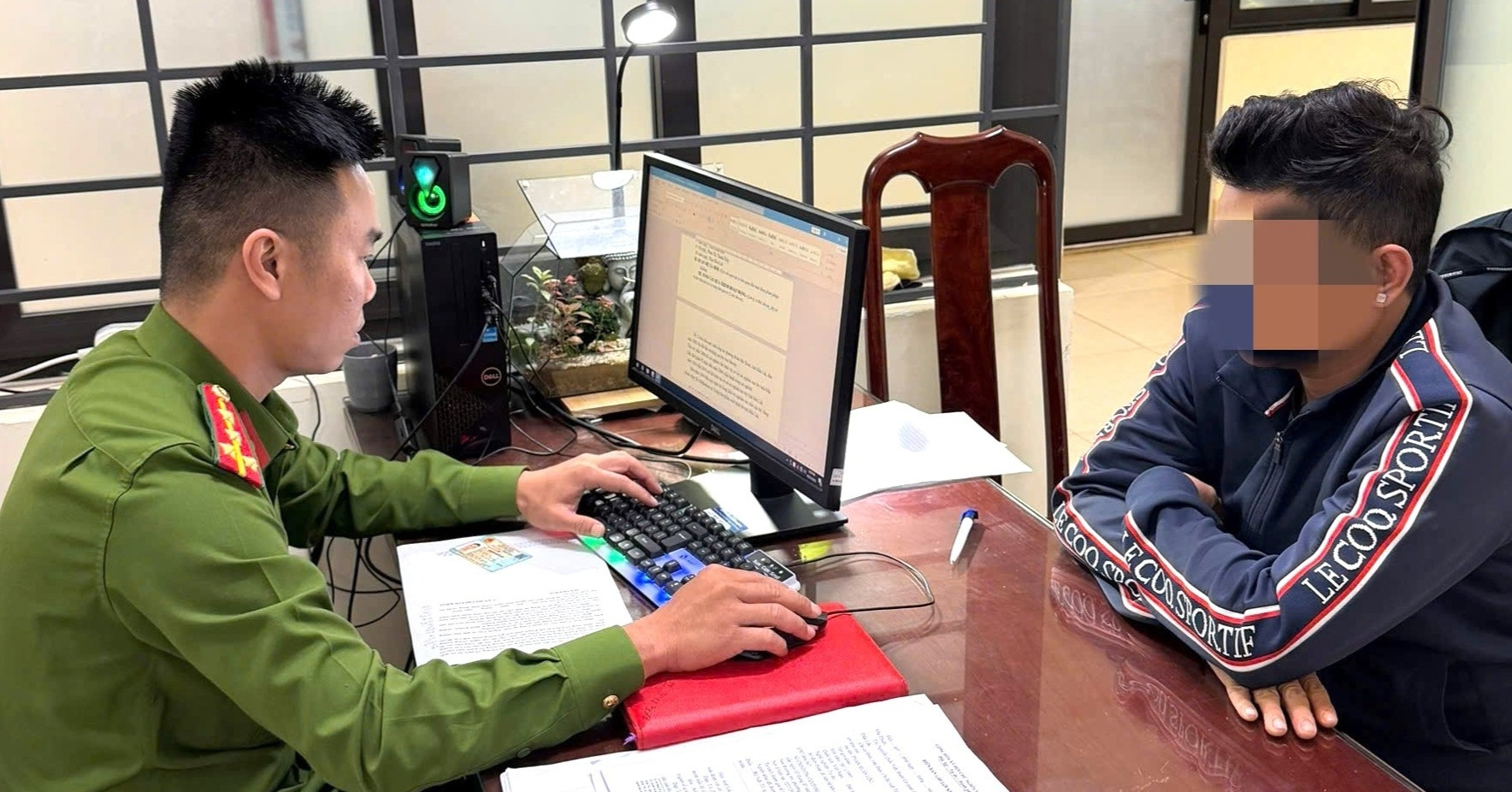 Danh tính thầy dạy múa lân bắt nam thanh niên quỳ gối giữa đường