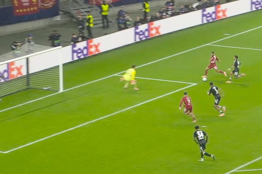 Fan Liverpool phẫn nộ với pha bóng ích kỷ của Salah