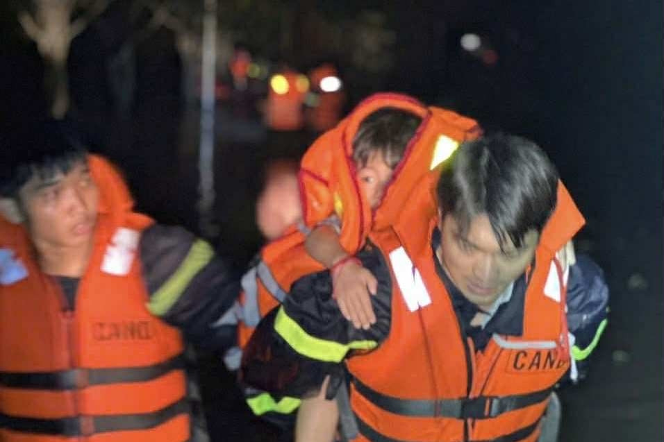 Gần 100 công nhân mắc kẹt trong đêm do sập nhà xưởng