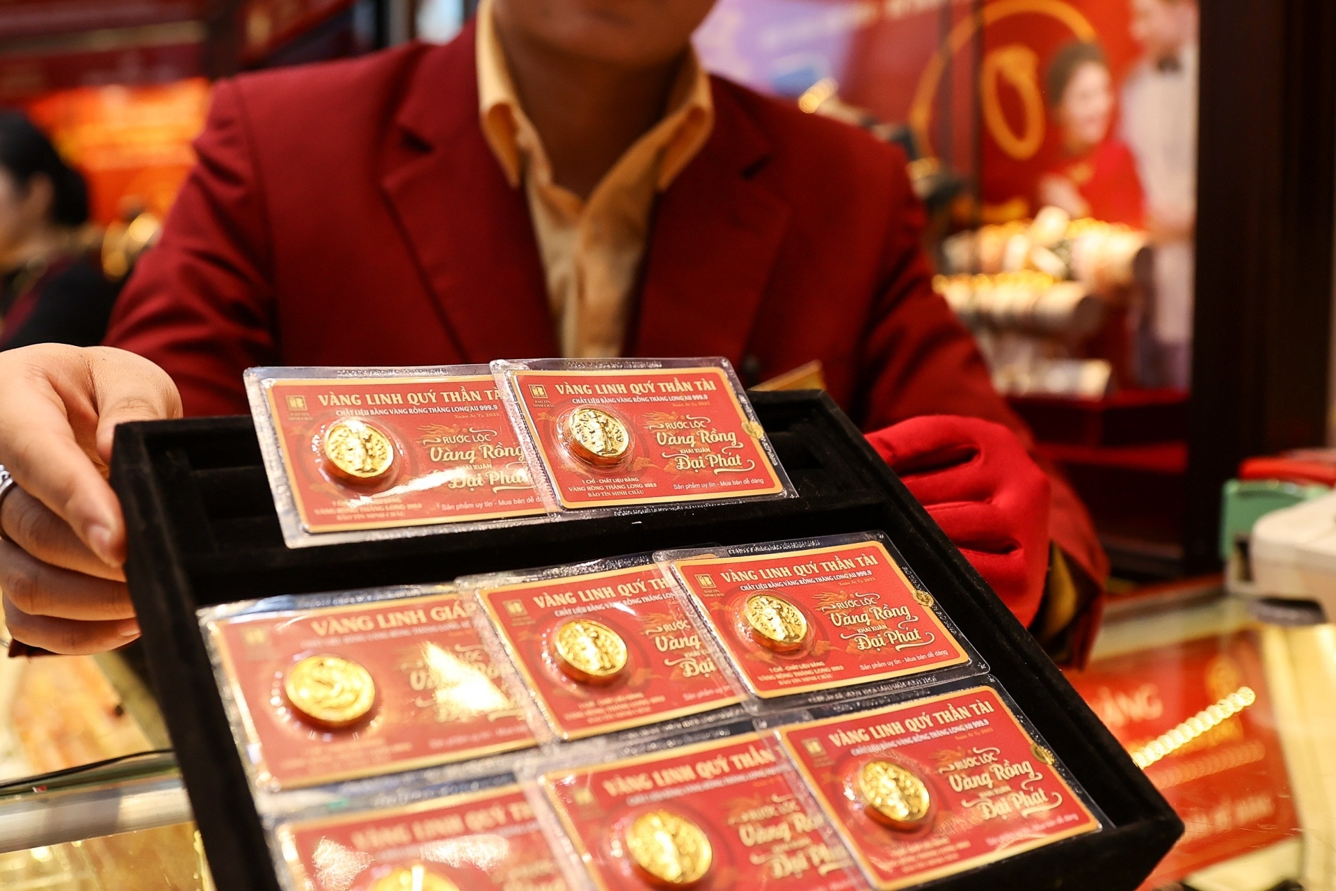 Giá vàng lên xuống thất thường, người ‘lướt sóng' lúc đỉnh đứng ngồi không yên