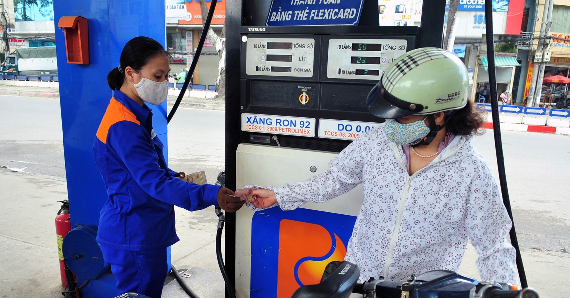 Giá xăng, dầu cùng nhau đi xuống