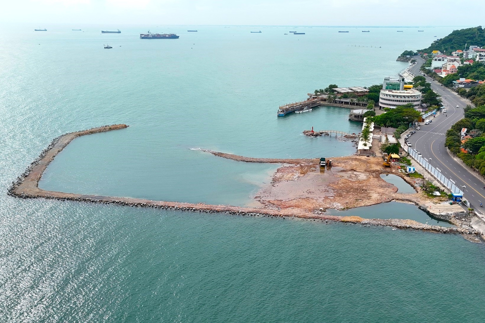 Hé lộ hình ảnh đổ chất thải lấp biển khiến 'ông chủ' dự án cáp treo Vũng Tàu bị bắt