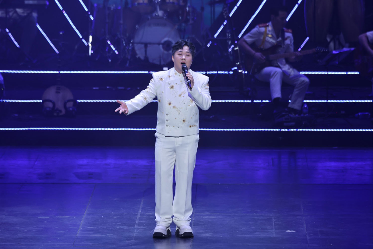 NSND Thanh Lam biểu diễn