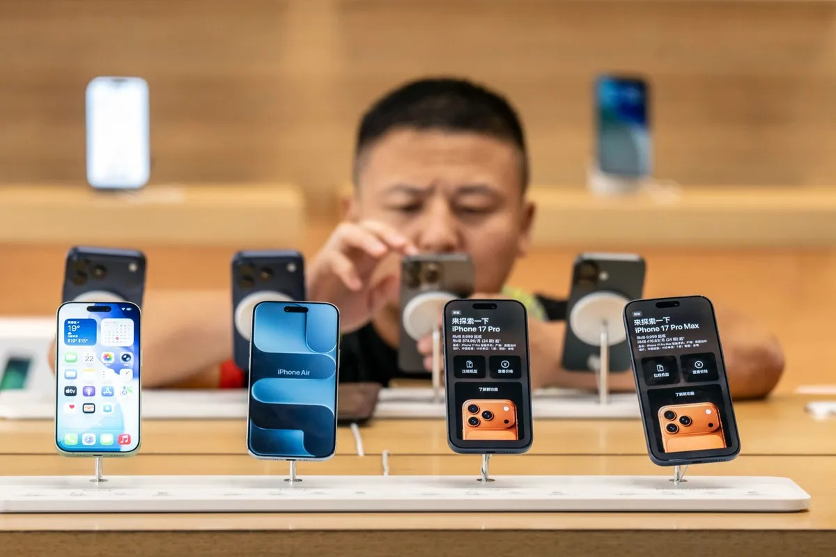 iphone bloomberg