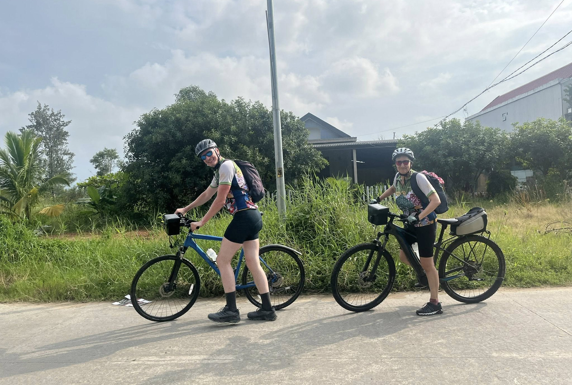 Khách Tây đói lả, dừng trước đám tang ở Huế, xúc động khi được mời bữa cơm chay