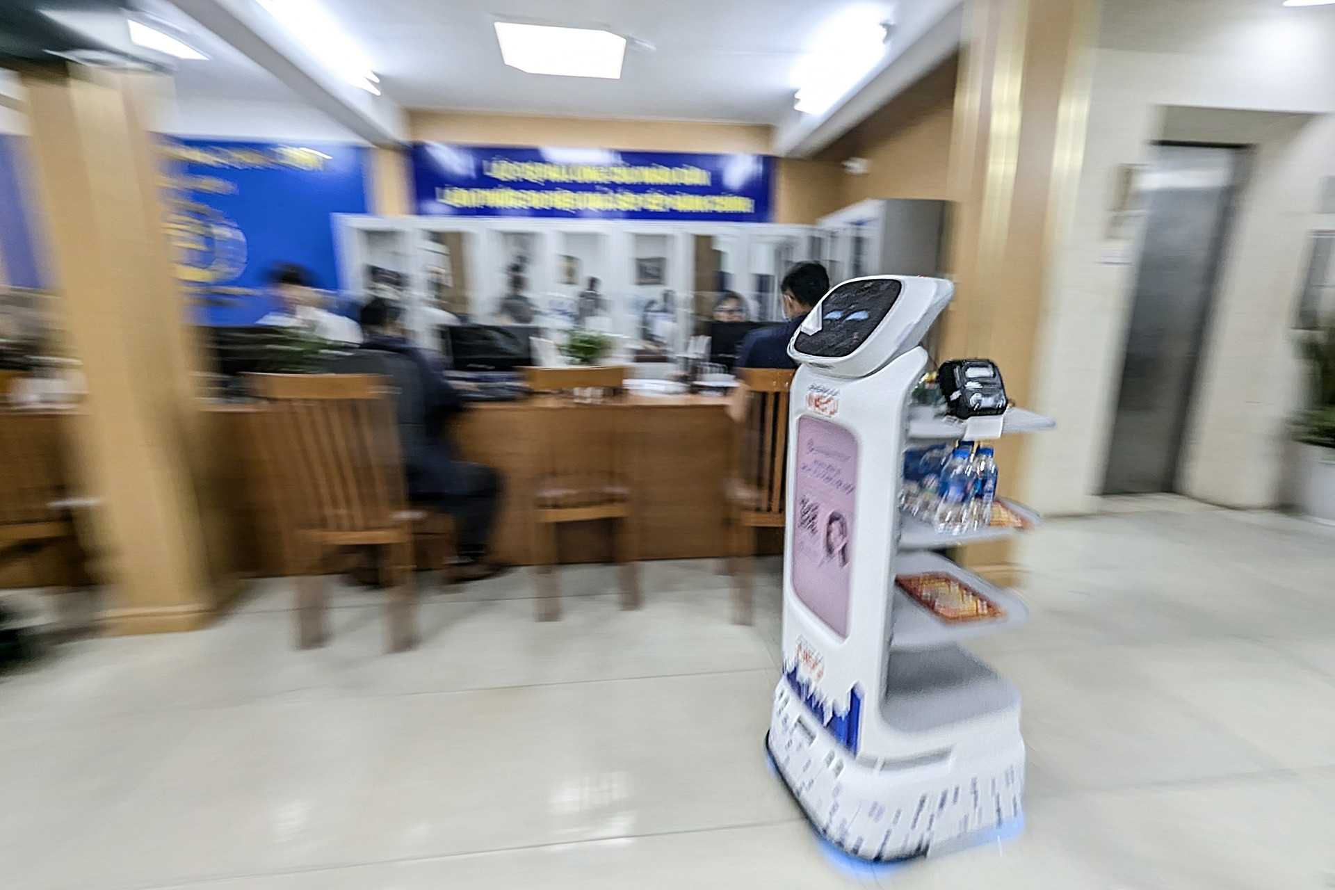 Khoảnh khắc robot AI phục vụ hành chính công thắng giải 'Công nghệ từ trái tim'
