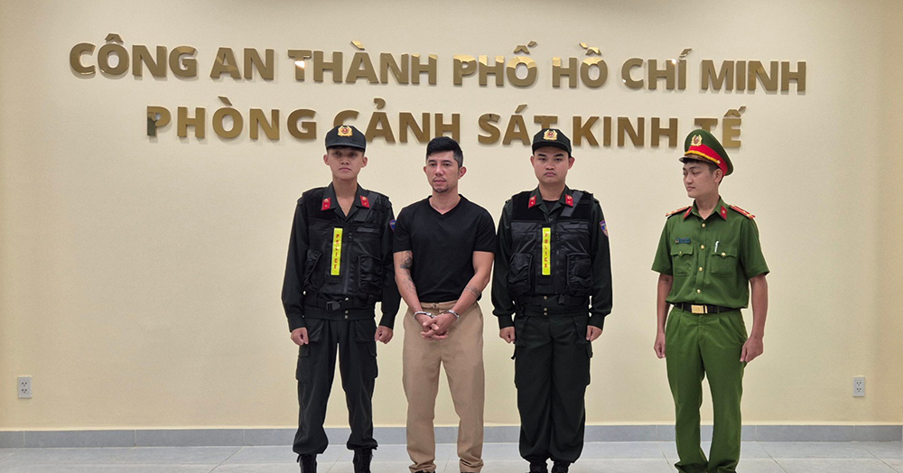 Khởi tố ca sĩ Lương Bằng Quang và Ngân 98 về tộ...