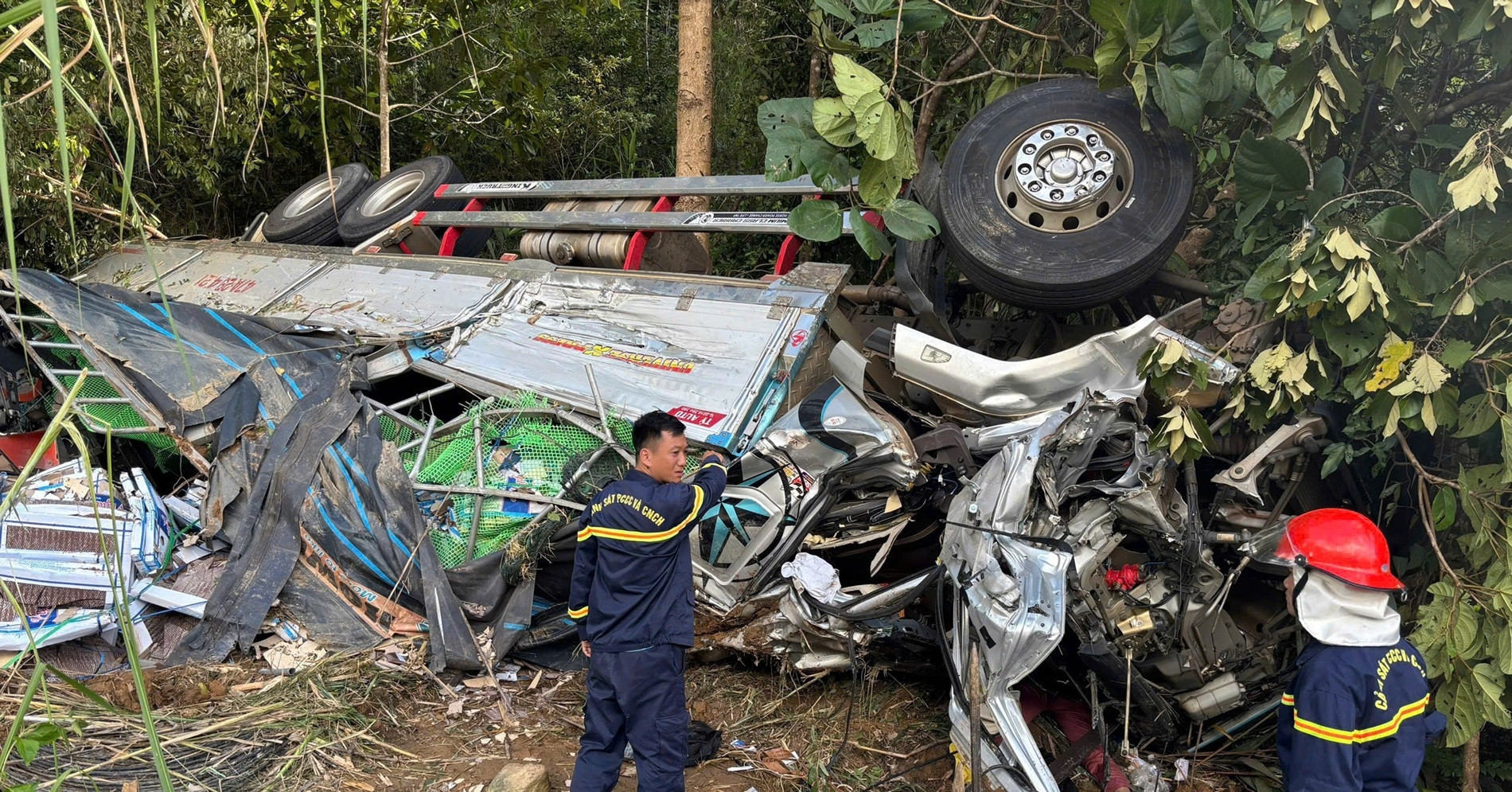 Lật ô tô trên đèo Ngọc Vin, 2 người tử vong