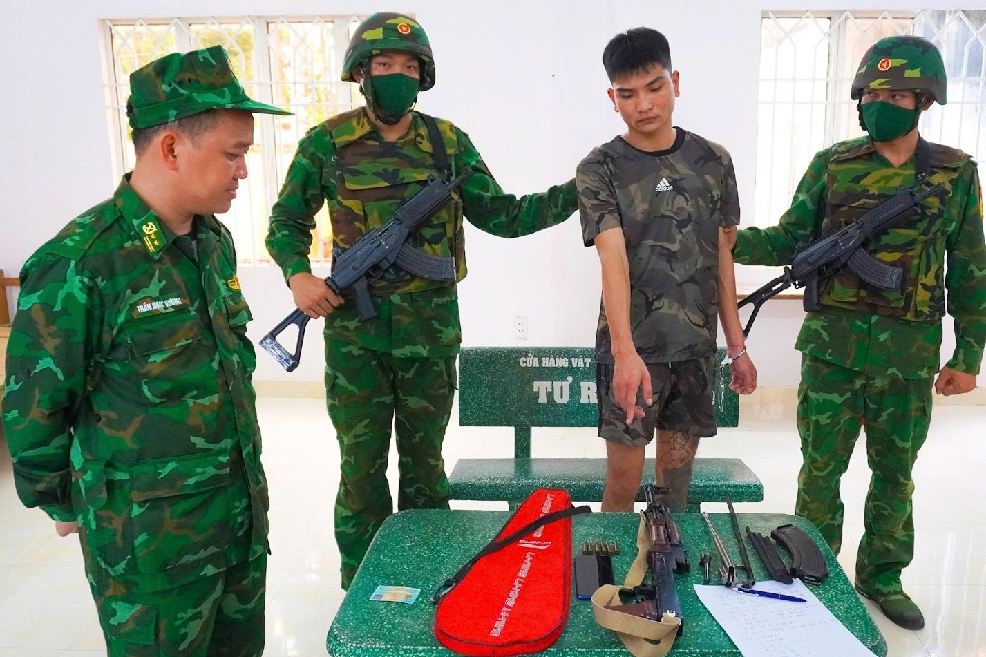 Mang súng AK và 6 viên đạn đi xuất cảnh, Nguyễn Hoàng Hưng bị bắt tại cửa khẩu