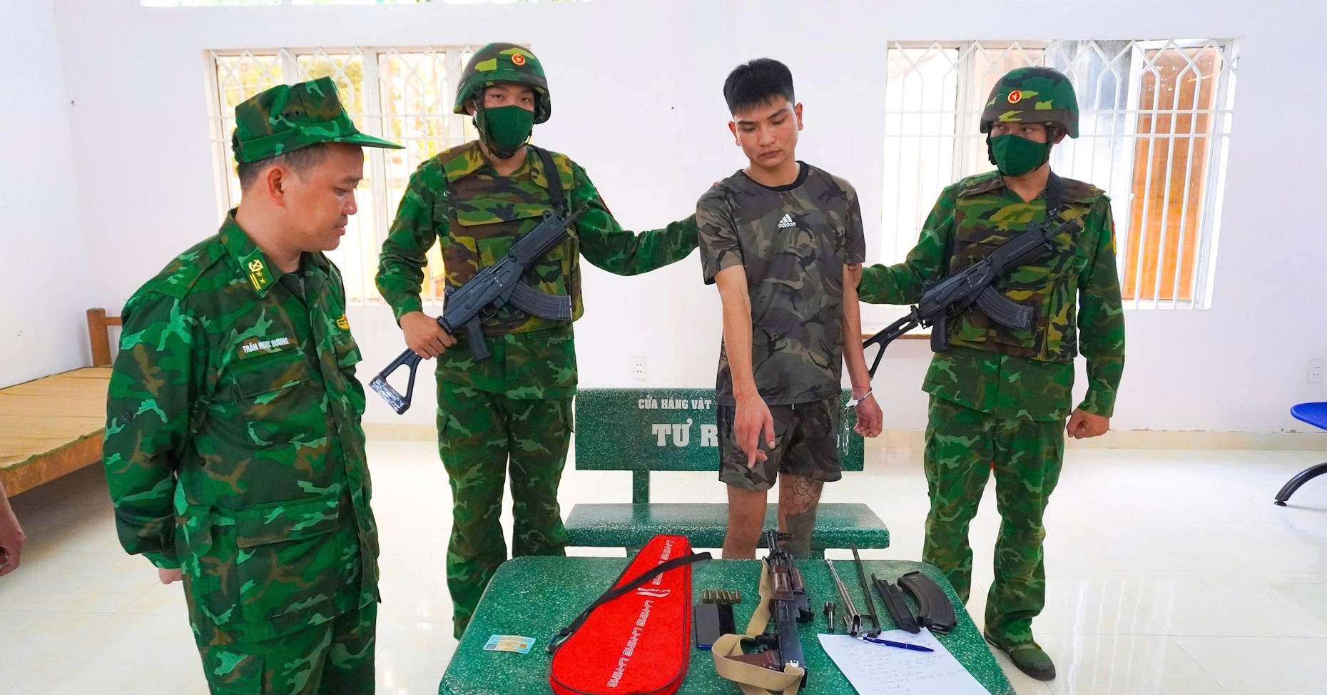 Mang súng AK và 6 viên đạn đi xuất cảnh, Nguyễn Hoàng Hưng bị bắt tại cửa khẩu