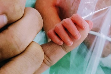 Người mẹ trẻ đột ngột ngừng tim sau khi con trai chào đời 15 phút
