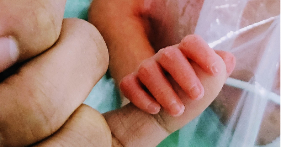 Người mẹ trẻ đột ngột ngừng tim sau khi con trai chào đời 15 phút