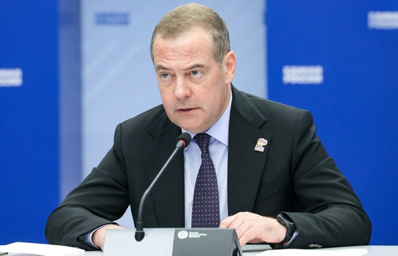 Ông Medvedev nói xung đột Ukraine giờ là 'cuộc chiến' của ông Trump