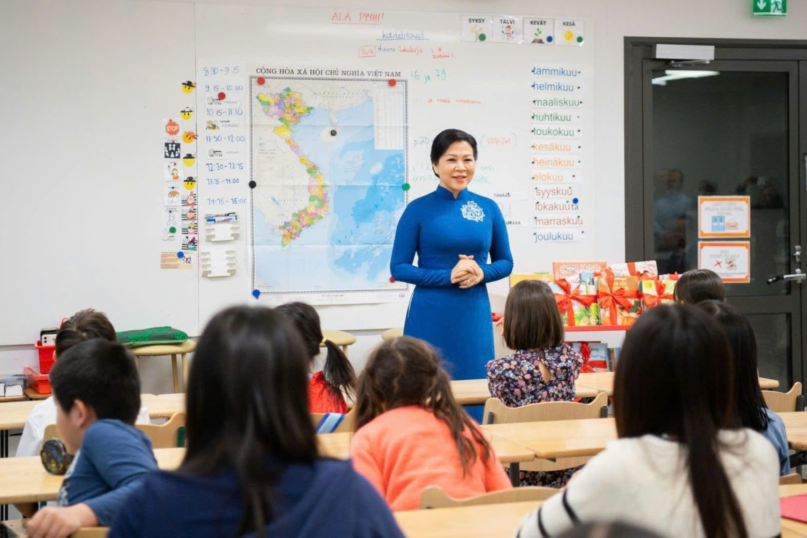 Phu nhân Tổng Bí thư thăm lớp học tiếng Việt tại Phần Lan