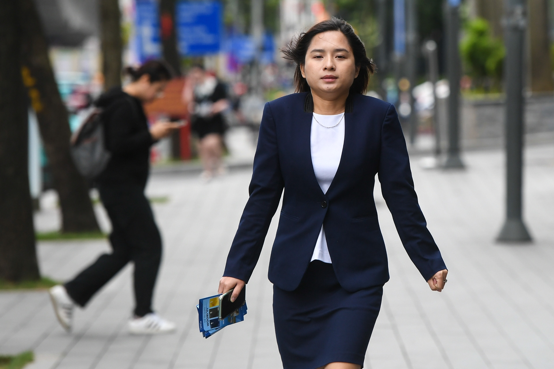 Sáng chớm lạnh trong lòng Hà Nội, dân văn phòng ra phố co ro