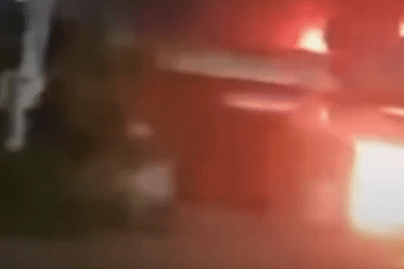 Tiệm tạp hóa cháy ngùn ngụt trong đêm, người đàn ông không kịp thoát thân