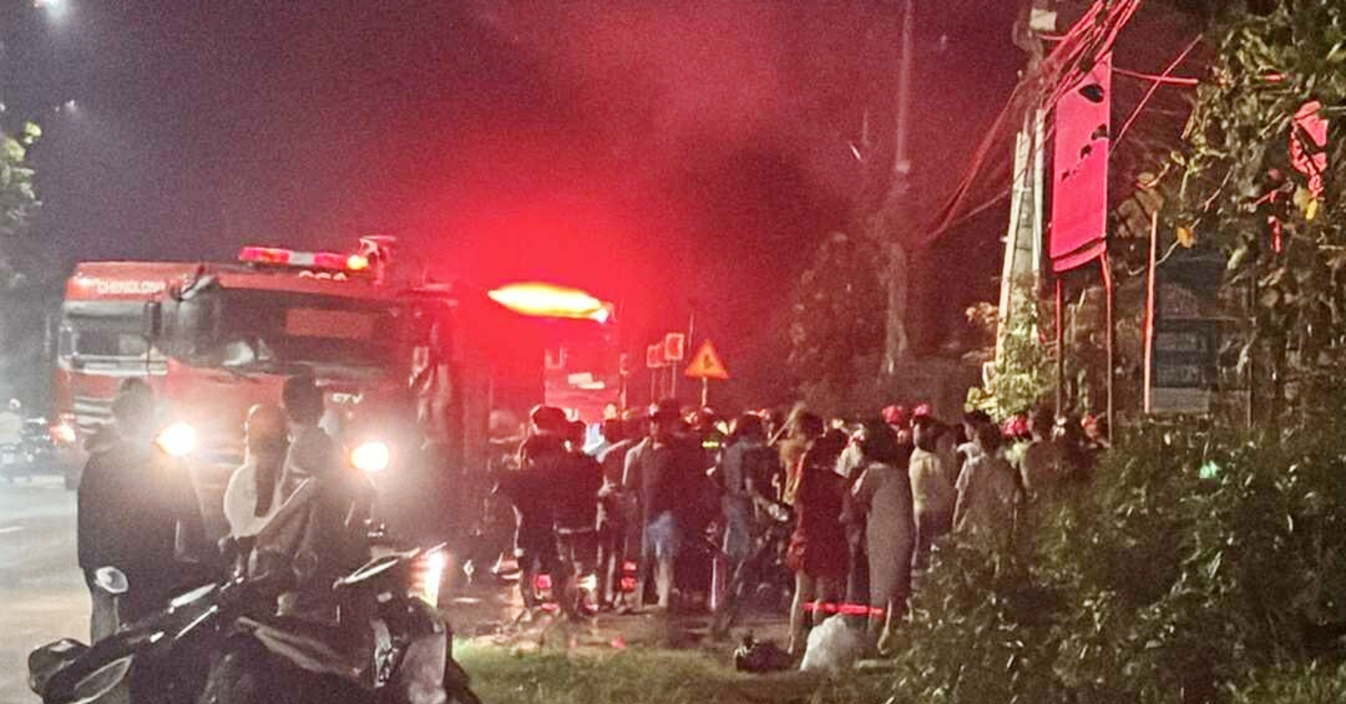 Tiệm tạp hóa cháy ngùn ngụt trong đêm, người đàn ông không kịp thoát thân