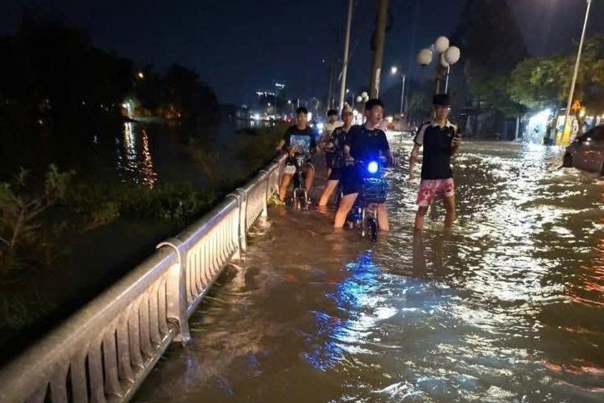 Triều cường bất ngờ khiến nhiều tuyến đường, nhà dân ở TPHCM ngập sâu