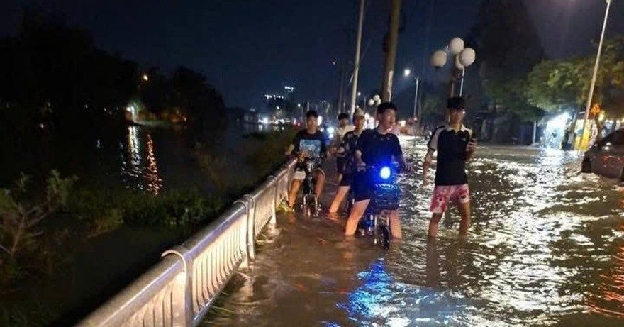 Triều cường bất ngờ khiến nhiều tuyến đường, nhà dân ở TPHCM ngập sâu