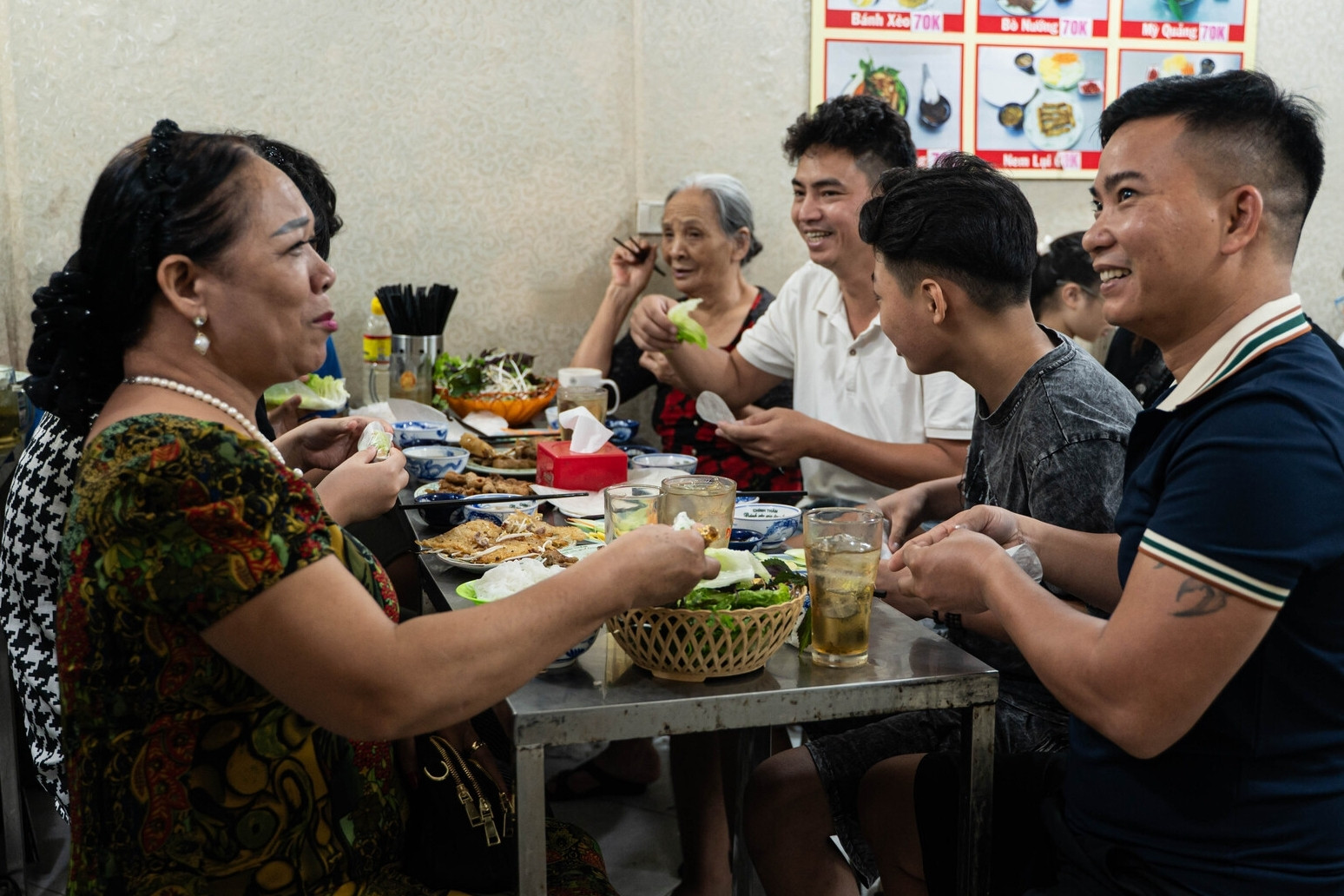 Vợ chồng 31 năm bán bánh xèo Quảng Ngãi giữa lòng Hà Nội, vẫn giữ được hồn quê
