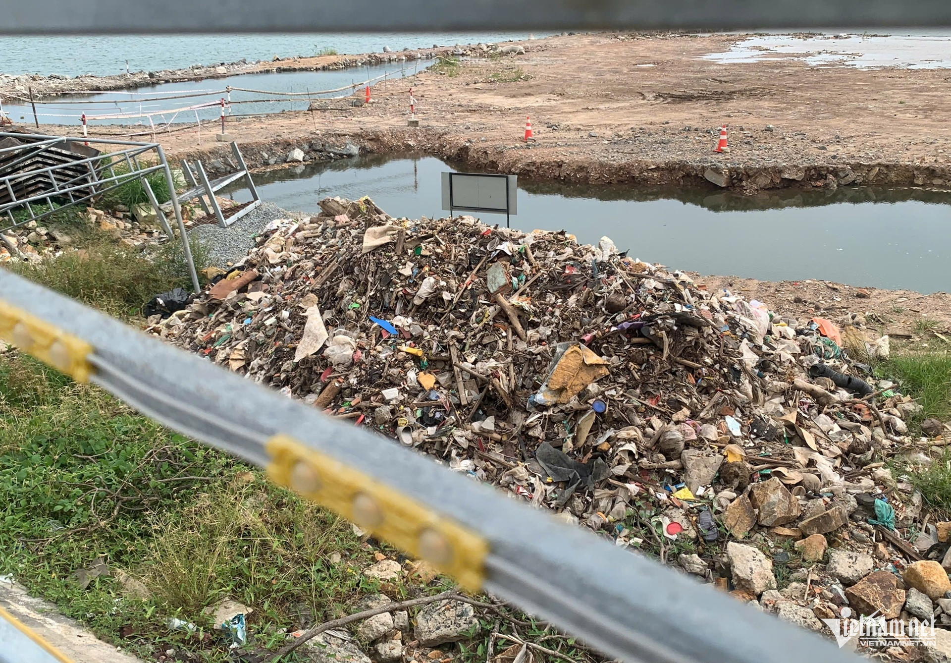 W-công trường đổ chất thải lấp biển khiến “ông chủ” cáp treo Vũng Tàu bị bắt vnn.jpg