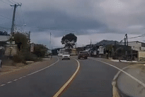 Xe Ford Ranger rụng bánh sau cú tông trực diện ô tô con ngược chiều trên quốc lộ