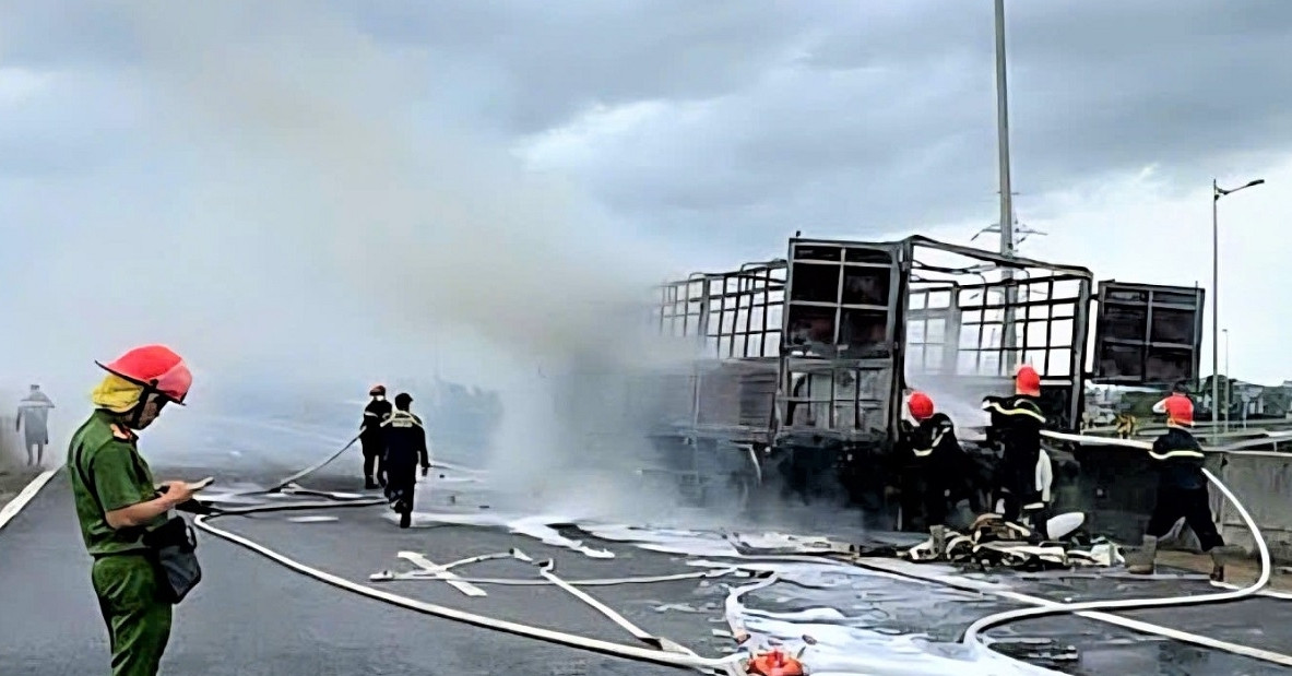 Xe tải cháy trơ khung trên cao tốc Đà Nẵng - Quảng Ngãi