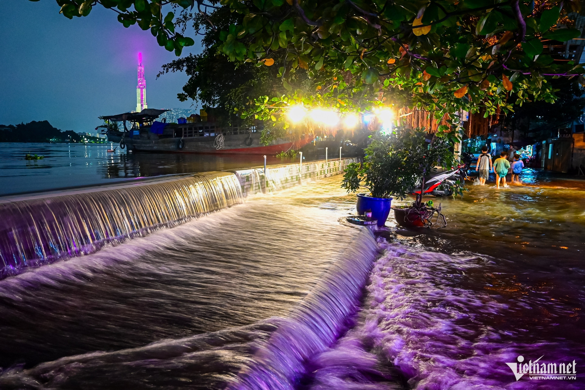 Bản tin cuối ngày 24/10: Triều cường vượt bờ kè, tràn vào trung tâm TPHCM