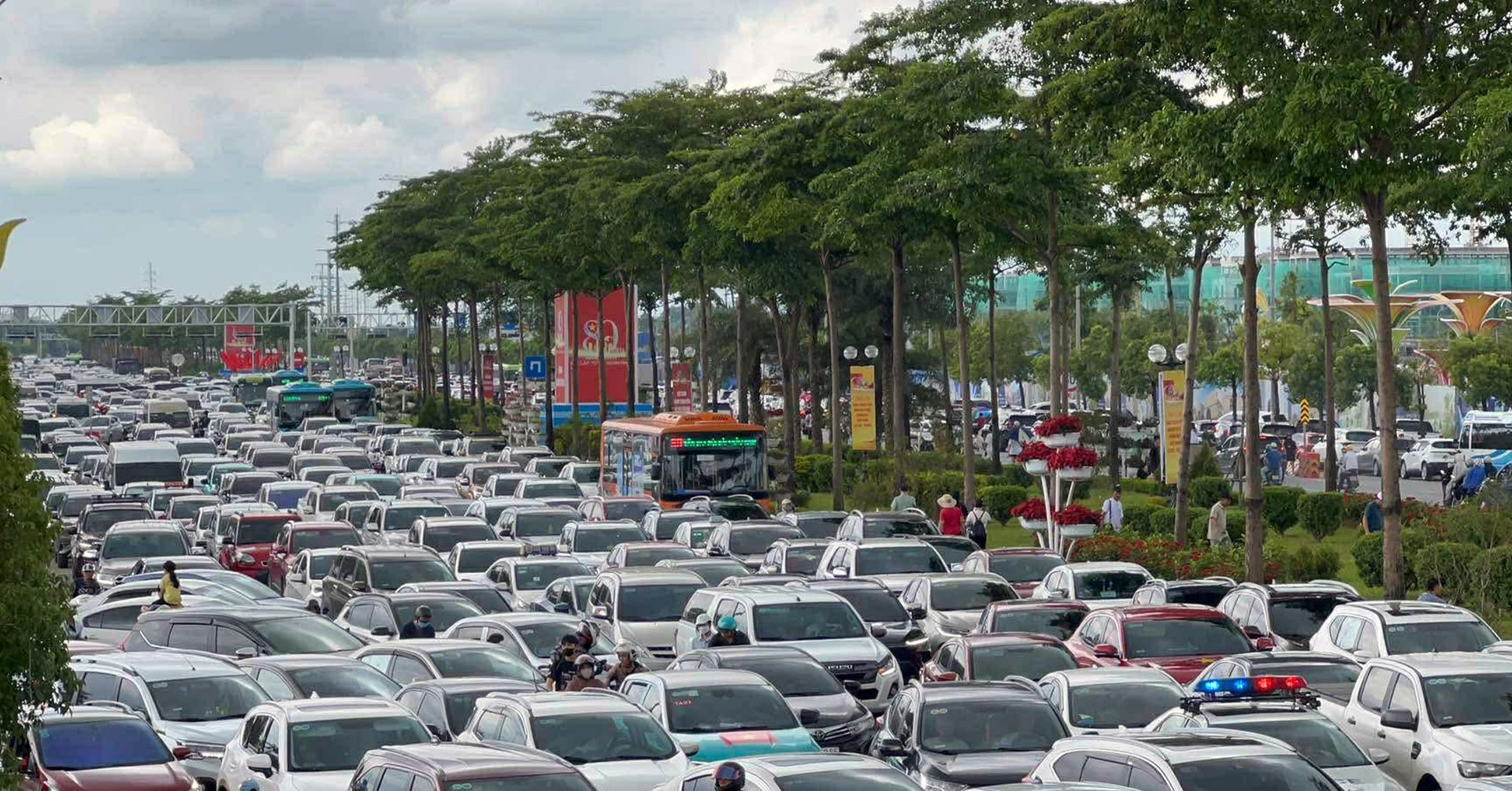 Công an Hà Nội thông báo tạm cấm xe trên 3 tuyế...