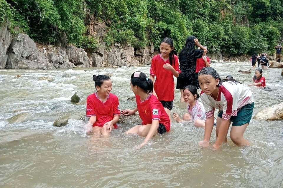 245 học sinh miền núi Thanh Hóa phải đi 1km ra suối tắm do thiếu nước sinh hoạt