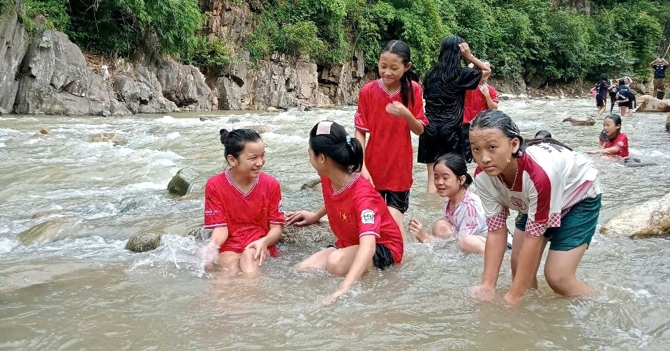 245 học sinh miền núi Thanh Hóa phải đi 1km ra suối tắm do thiếu nước sinh hoạt