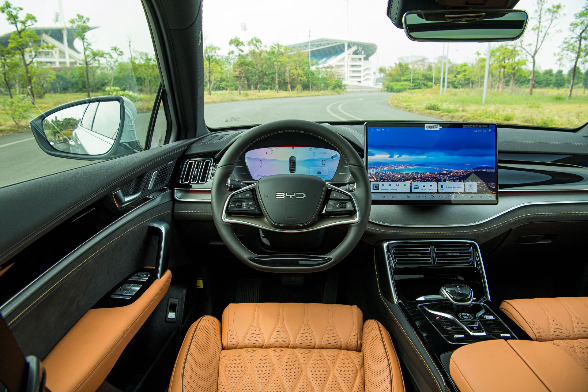 Anh 4 Noi that BYD Sealion 8.JPG