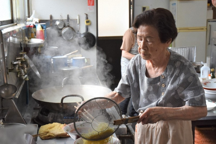 Bữa sáng giản dị của cụ bà ở Nhật 102 tuổi vẫn bán mì hằng ngày