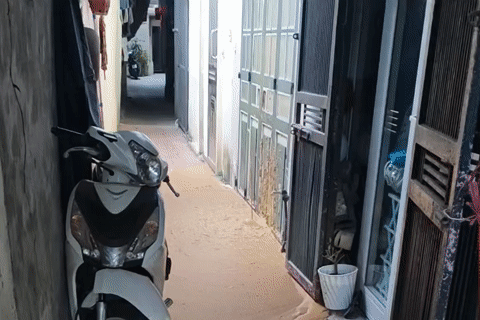 Bùn lỏng bất ngờ phun trào kín lối đi, người dân ở một ngõ phố Hà Nội sửng sốt
