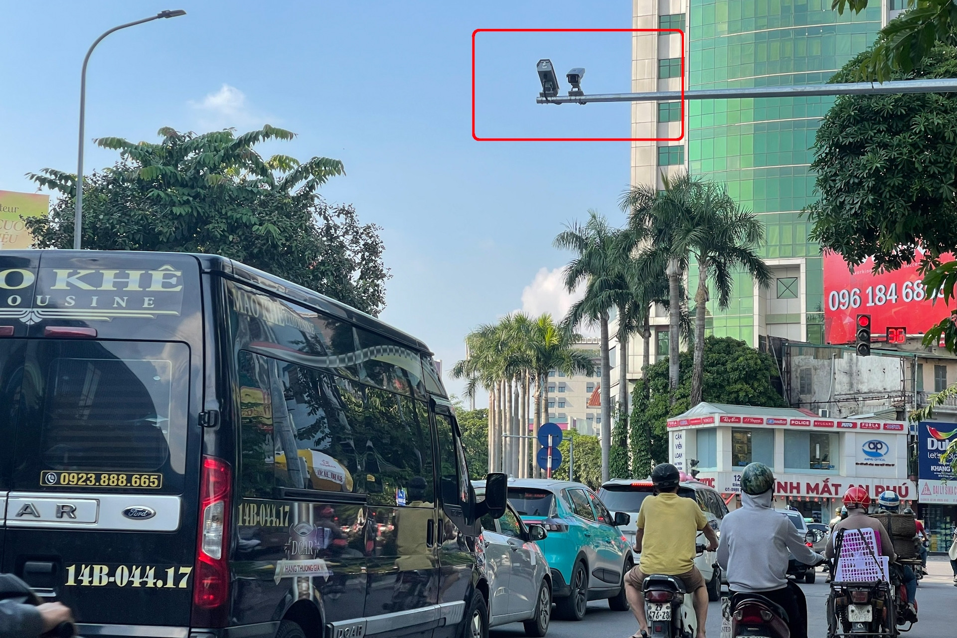 Cảnh bất ngờ trên phố Hà Nội gắn camera AI