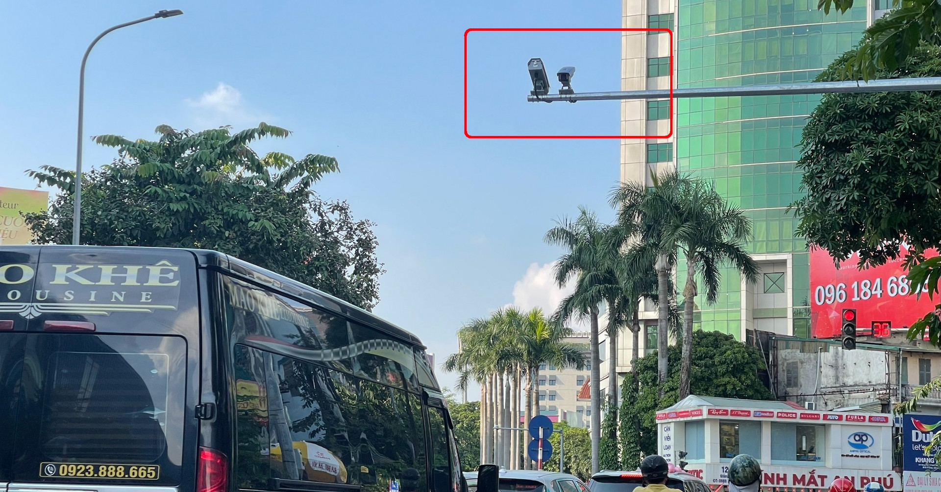 Cảnh bất ngờ trên phố Hà Nội gắn camera AI