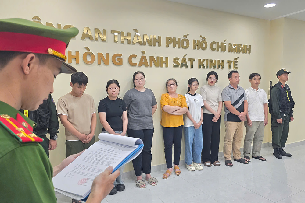 Danh tính cặp vợ chồng cầm đầu đường dây sản xuất nước hoa giả Chanel, Dior, Gucci