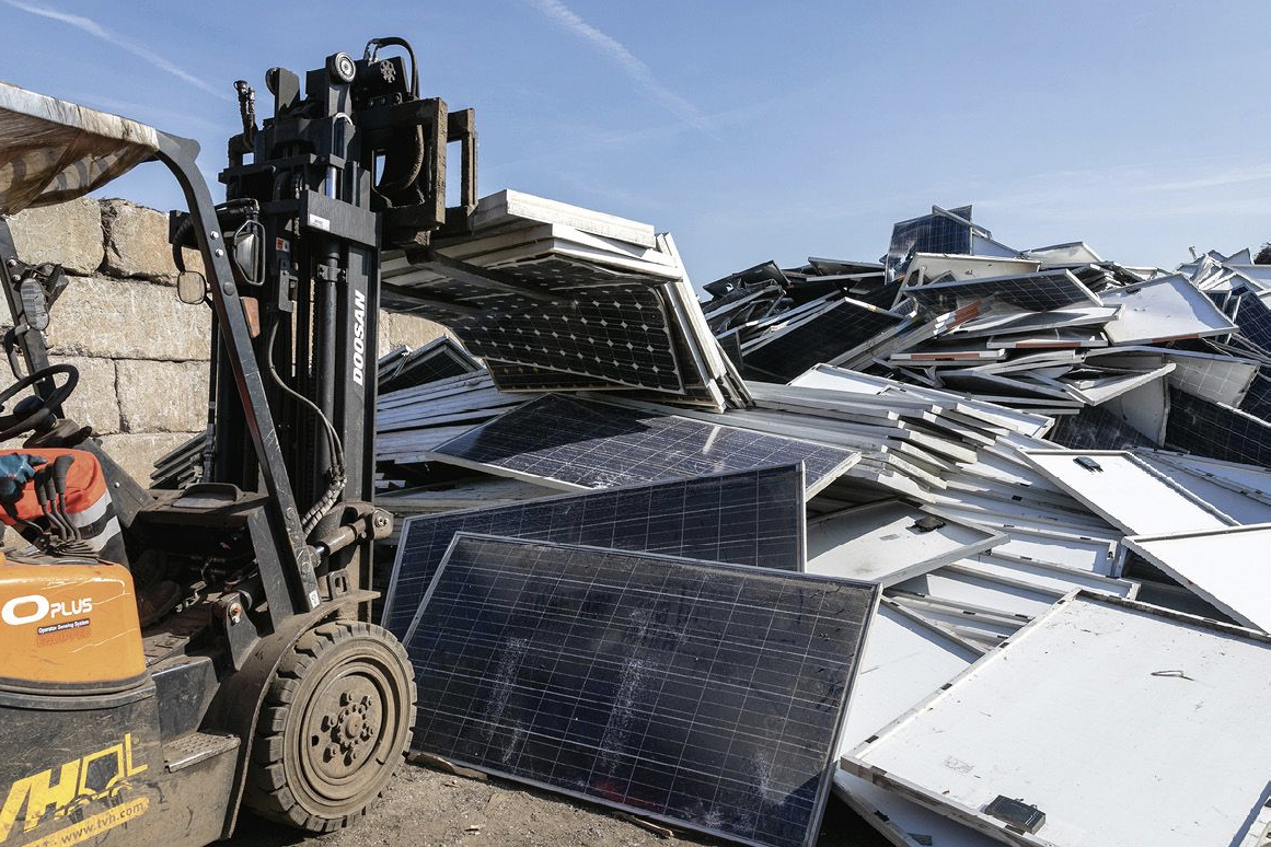 Điện mặt trời bùng nổ, báo động vấn nạn 200 triệu tấn rác thải mới