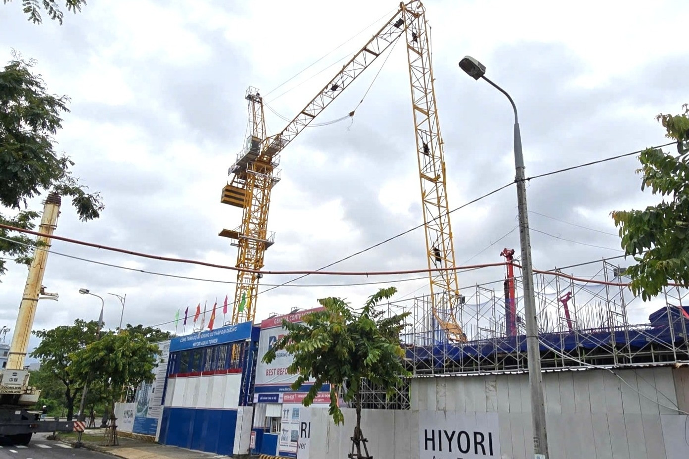 Gãy cần cẩu tại công trình chung cư, một công nhân tử vong