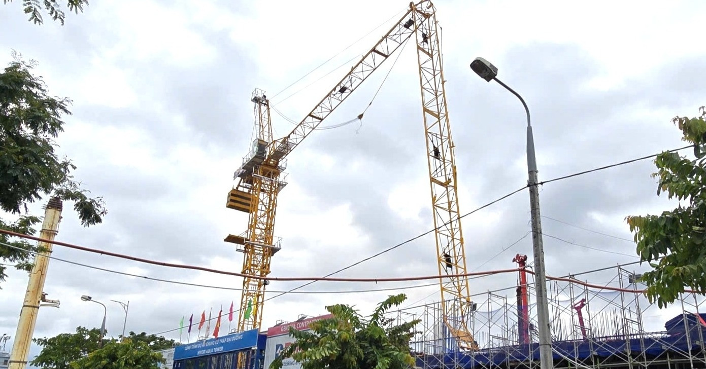 Gãy cần cẩu tại công trình chung cư, một công nhân tử vong