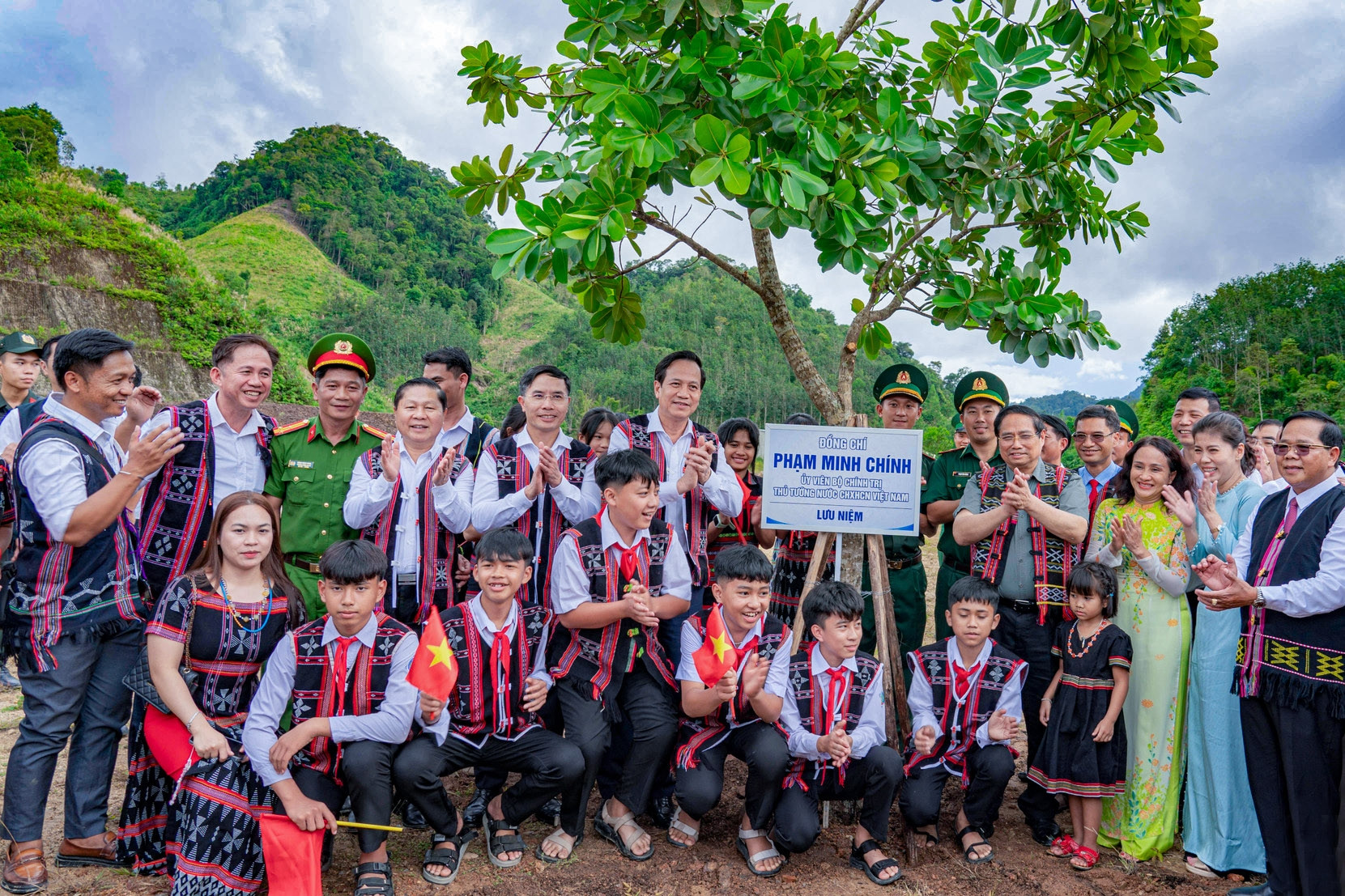 Giải pháp 'kép' cho giáo dục vùng khó khăn